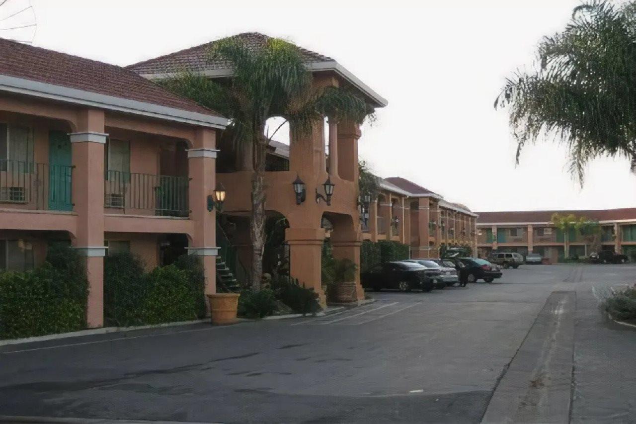 Merced Inn & Suites Экстерьер фото