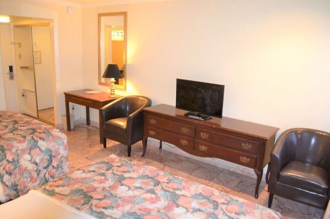 Merced Inn & Suites Экстерьер фото